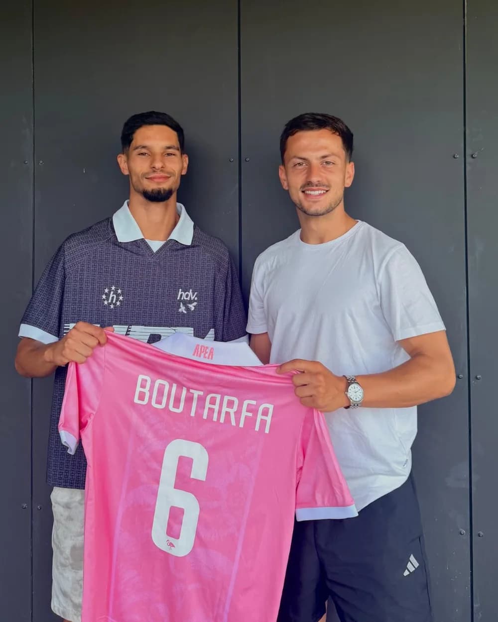 Mathieu Valdher et Mounir Boutarfa présentant ensemble un maillot rose floqué Boutarfa numéro 6.